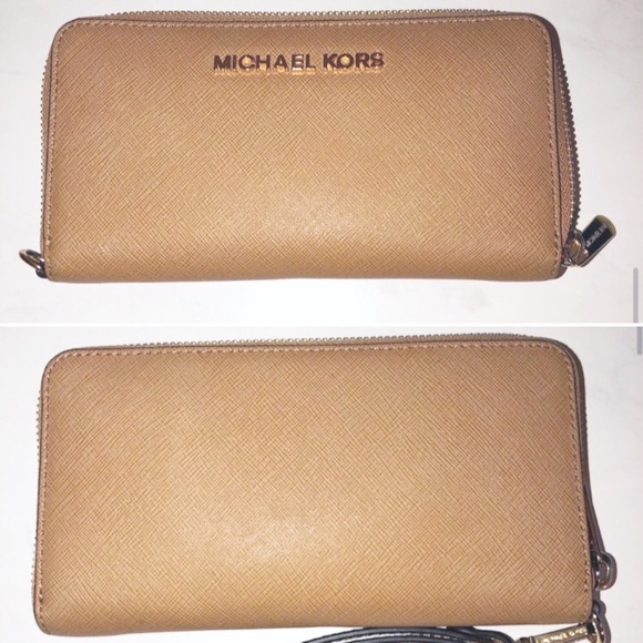 Michael Kors Handbags - MK Wristlet Wallet | like New |